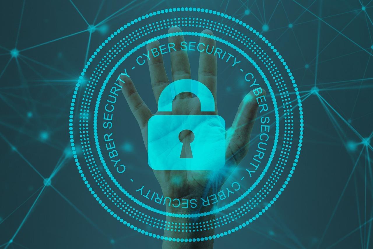 Equipo corporativo en una sesión de capacitación sobre ciberseguridad