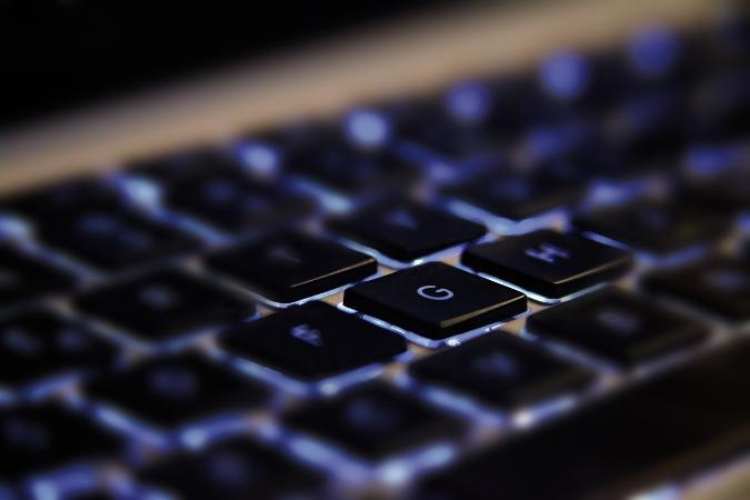 Profesionales colaborando en ciberseguridad y tecnología
